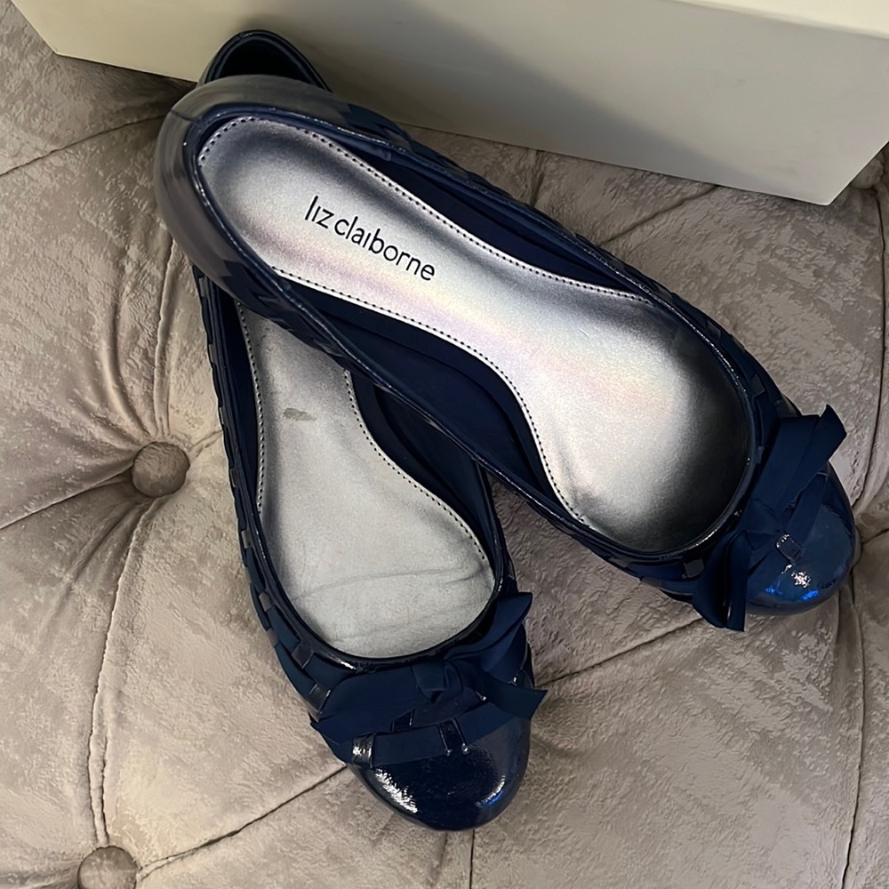 Liz Claiborne patent leather navy heel with ribbon detailing